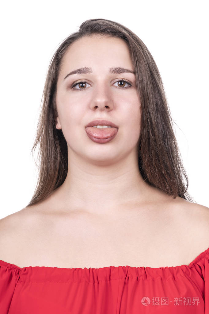 红色礼服的妇女显示在相机的舌头查出在白色背景