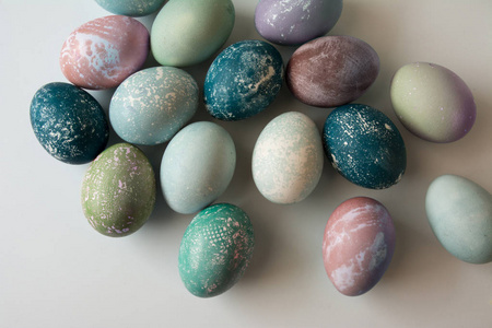 复活节彩蛋画在柔和的颜色散落
