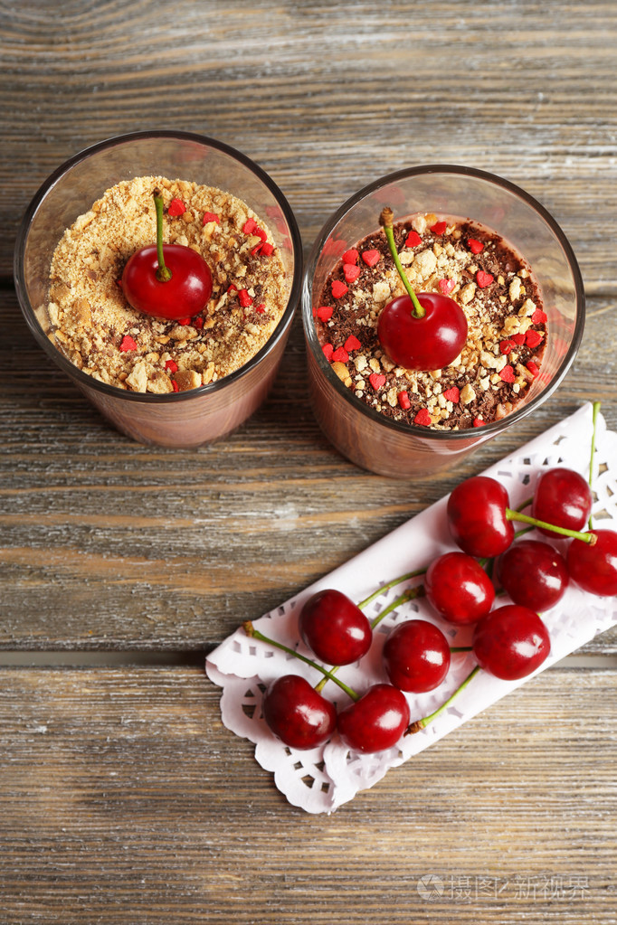 美味的樱桃点心木制的桌子上