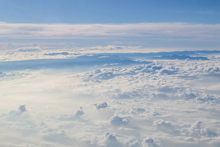 从一个阳光明媚的蓝天背景的飞机窗口积云 cloudscape 视图