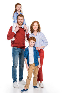 全长视图的幸福红头发的家庭站在一起, 微笑着在白色的相机隔离
