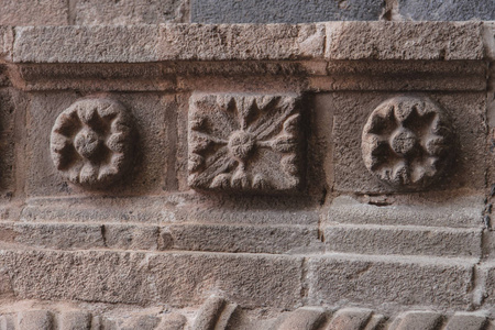 殖民地天主教教堂墙壁建筑细节在库斯科秘鲁。手工刻在石头上