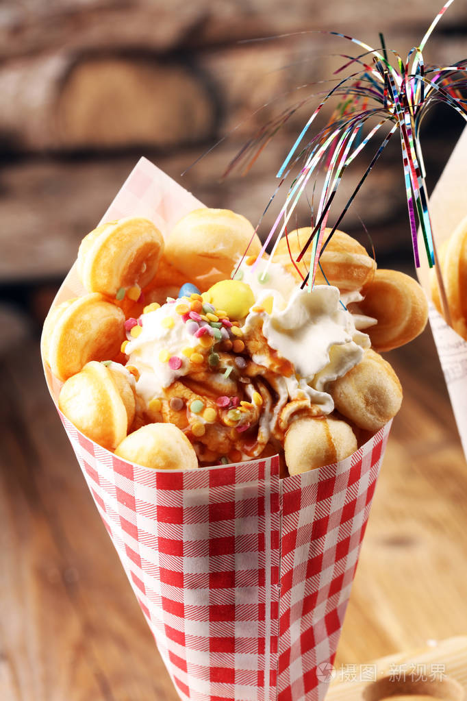 香港式蛋饼泡沫饼干与圣代冰淇淋和水果街头食品华夫饼