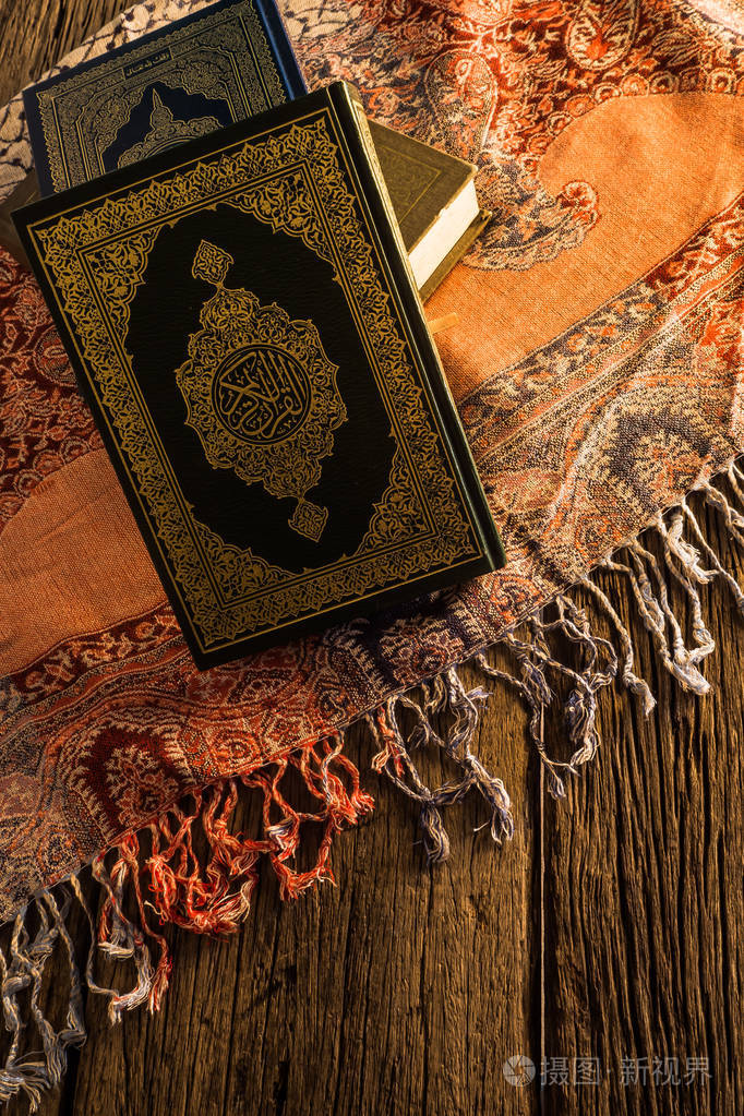 古兰经-穆斯林 (所有穆斯林的公共项目) 在桌子上,静物的圣书