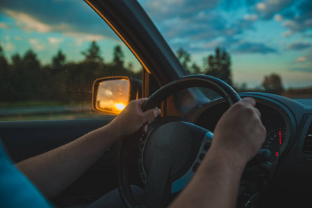 在高速公路上的日出在日落时开车的人在高速公路上.公路旅行照片