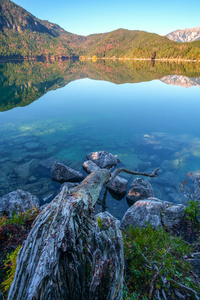 Eibseelake 德国的美妙的秋天