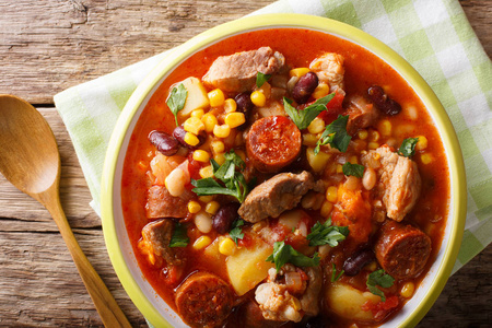 佛得角民族美食: cachupa 肉,香肠和 v照片