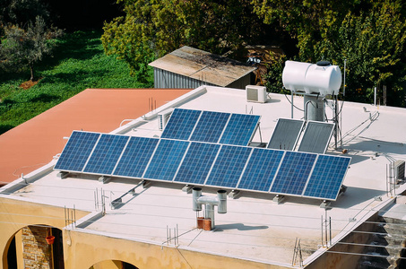 塞浦路斯屋顶和热水器的太阳能电池板。再生