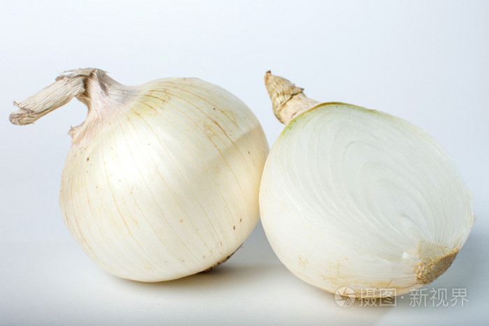 去皮的白洋葱,孤立与阴影的白色背景上
