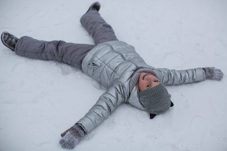 小可爱的女孩在冬天在户外玩雪