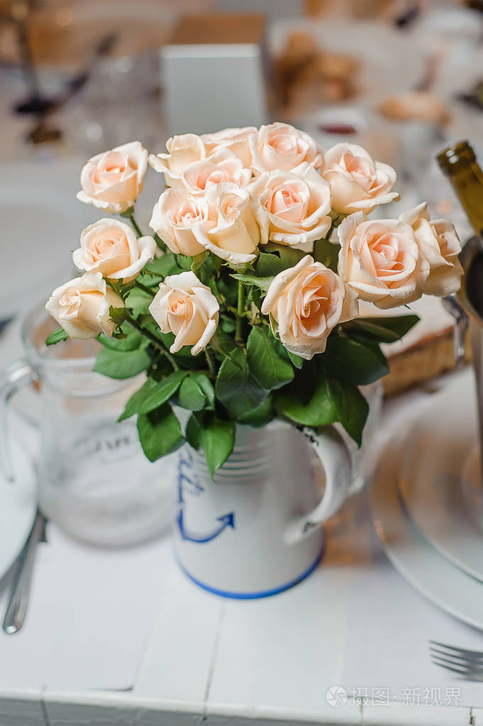 桌上的一束淡淡的玫瑰花