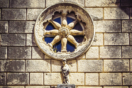克罗地亚杜布罗夫尼克, 古老的天主教教堂的石头幕墙与圆形窗口