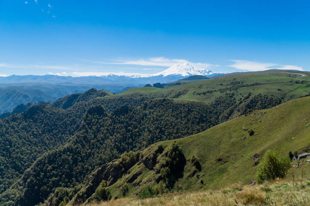 厄尔布鲁士侯姆旅舍山附近的高加索山脉美丽的风景欧洲最高的山峰