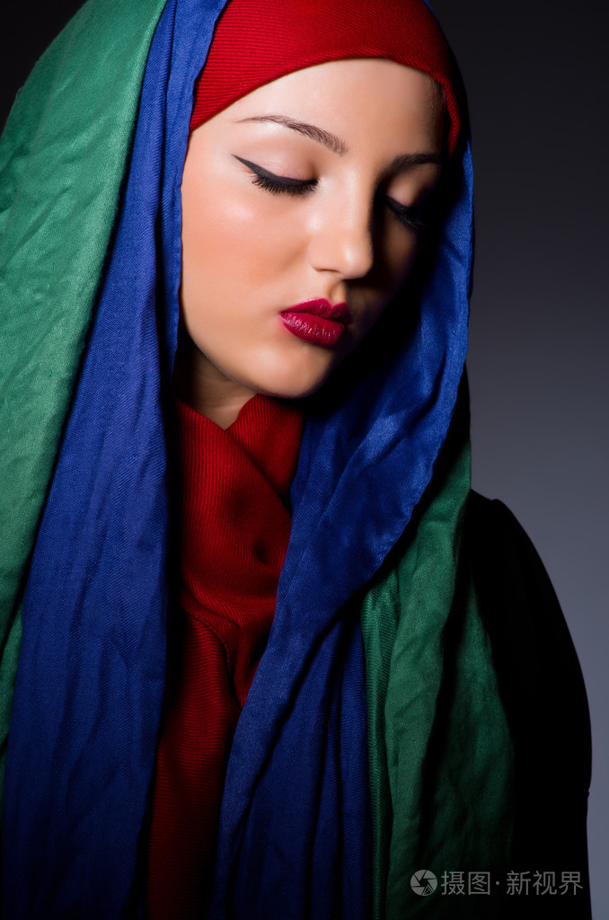 在时尚概念头巾的穆斯林女人