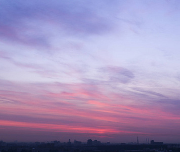 在寒冷的夏天早晨, 城市的日出天空。背景, 性质