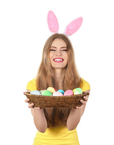 美丽的年轻女子复活节彩蛋和兔耳朵白色背景