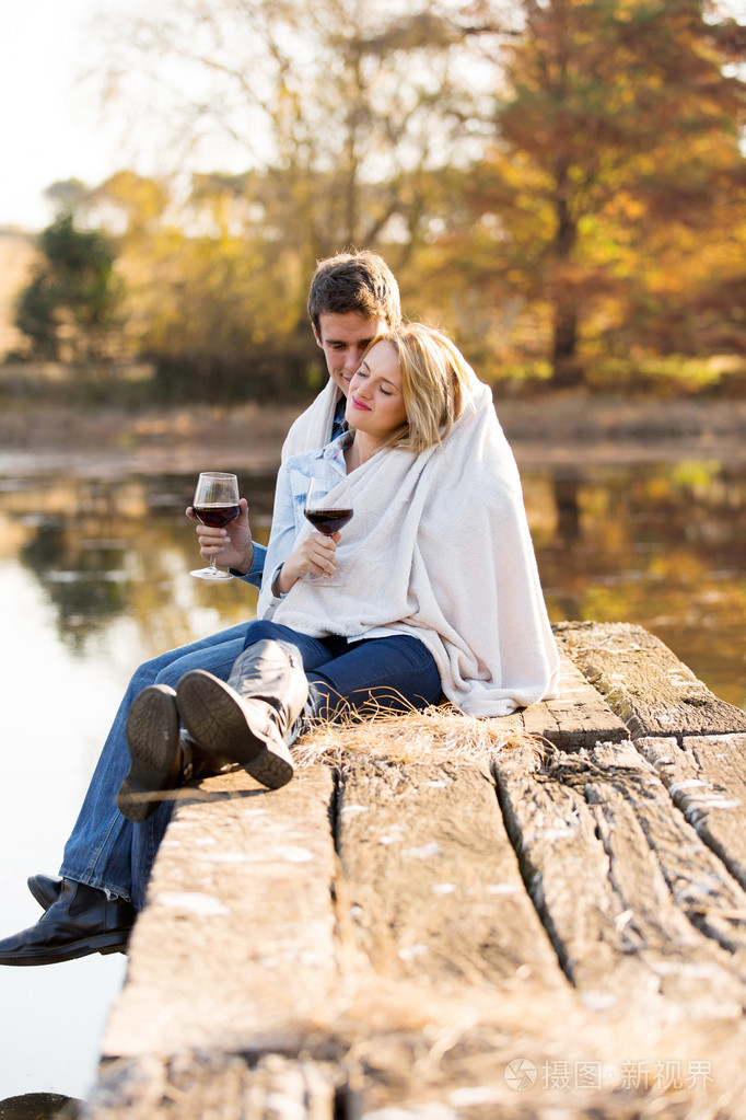 浪漫的情侣依偎在户外在秋天照片-正版商用图片078ofb-摄图新视界