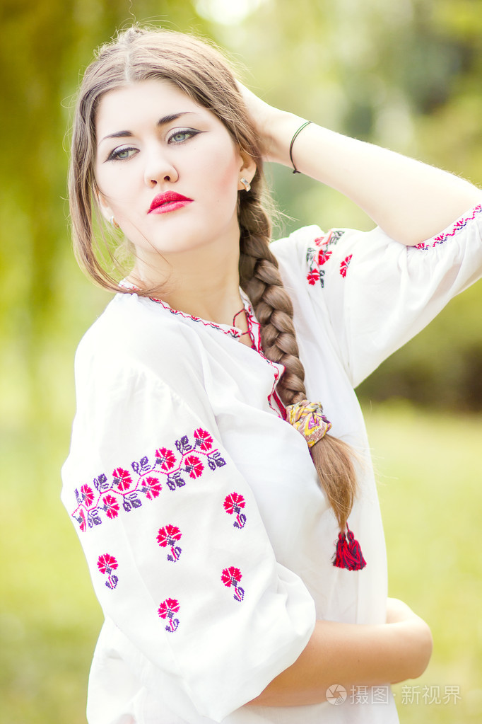 户外时尚棕色的头发的女人肖像绣乌克兰民族服装美丽的女子和亮妆构成