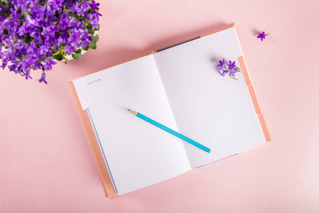 打开笔记本, 用于写梦想和想法与周围的花朵