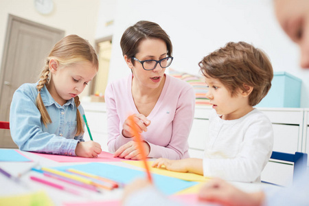 幼儿园教师展示和讲解孩子如何画对象