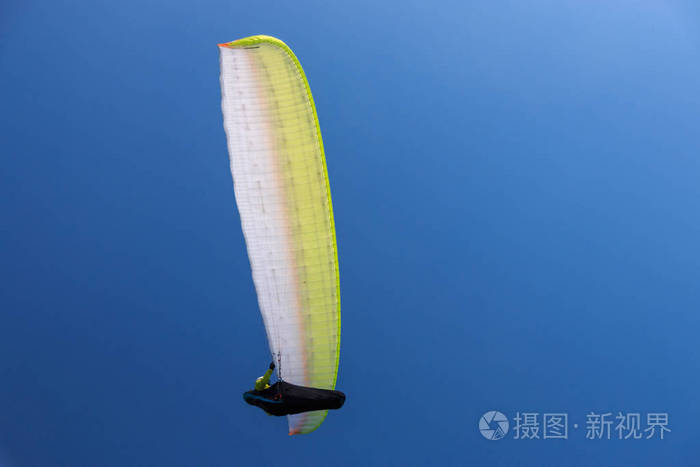 空中的单滑翔伞