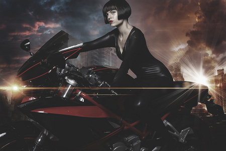 猫王哈雷模型在摩托车上的黑发女人照片