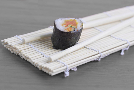 木制寿司卷和筷子图片