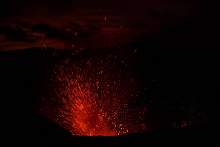 火山喷发 Yasur 乌尔卡诺, 日落在火山口边缘, 坦纳, 瓦努阿图