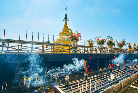 缅甸 Kyaiktiyo 塔仪式献祭