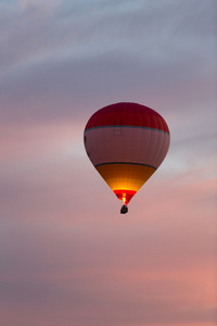 在卡帕多西亚日出时的热空气气球。土耳其