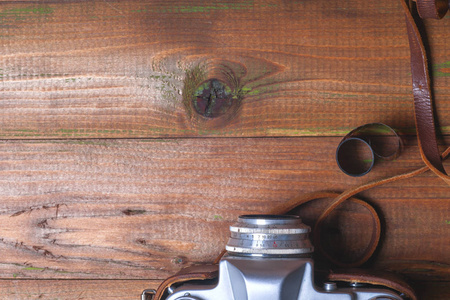 在老式的木板上旧复古相机抽象背景。复制文本的空间