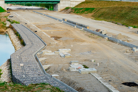 正在重建路