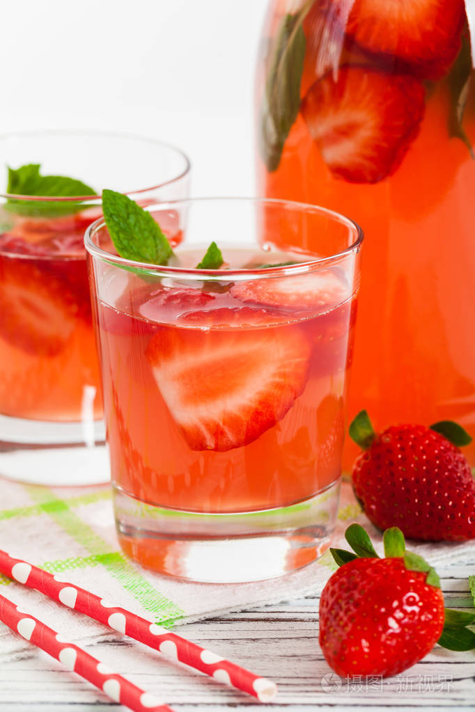 夏天草莓饮料选择性的焦点