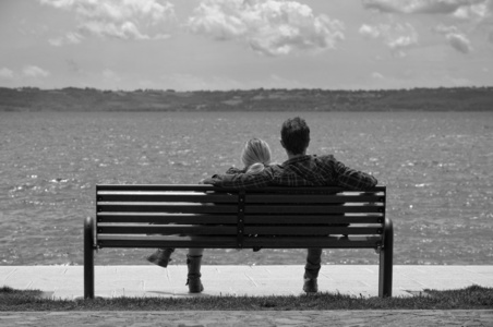 意大利布拉恰诺湖罗马，年轻夫妇的长凳上，放松