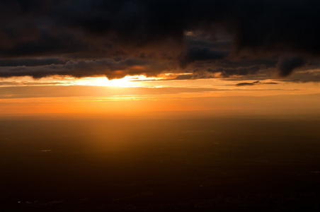 戏剧性的夕阳的天空鸟瞰图