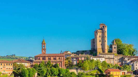 Serralunga, 皮埃蒙特的城堡, 意大利山麓