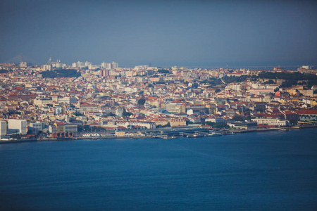 美丽的超级广角全景鸟瞰的里斯本, 葡萄牙与海港和地平线风光的城市之外, 拍摄从丽城观察甲板上的基督蕾。