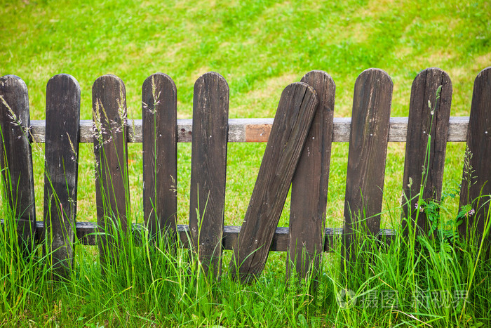 在绿色的草坪上背景下村庄装饰围栏