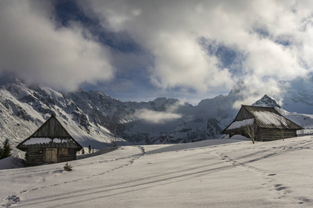 Gasienicowa 山谷的老木屋。Tatra 山脉波兰