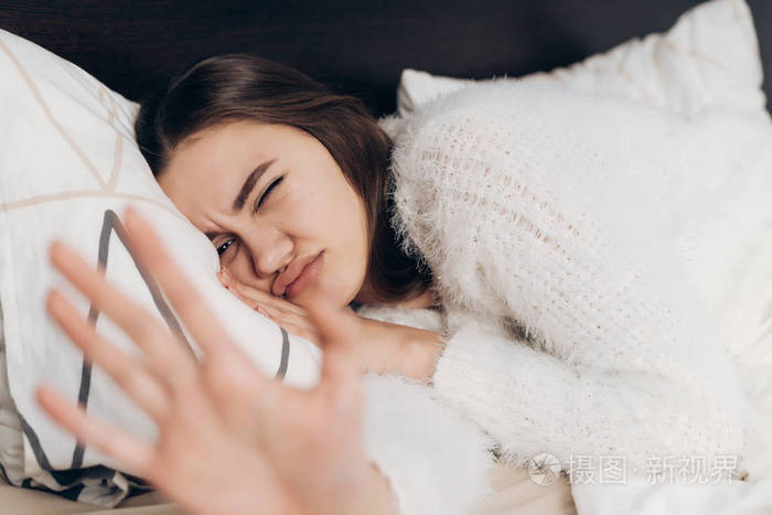 昏昏欲睡的小女孩正在睡觉不高兴她被惊醒了