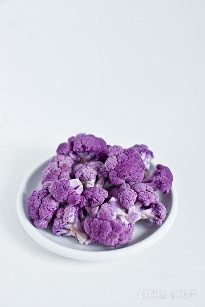 在明亮的背景上的紫色菜花