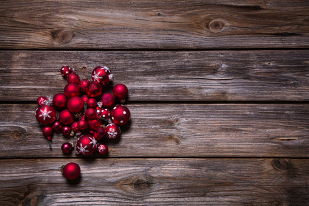 圣诞装饰 旧木仿古背景上的红球