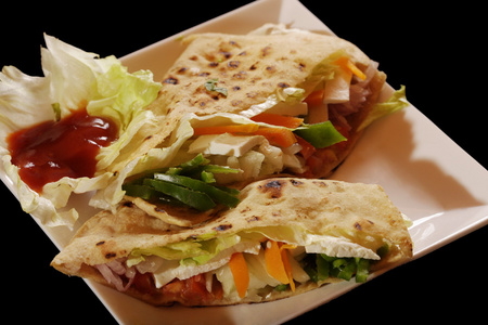 稗龙爪稷 dosa 是一种发酵的绉纱或由稗面糊制成的薄煎饼照片