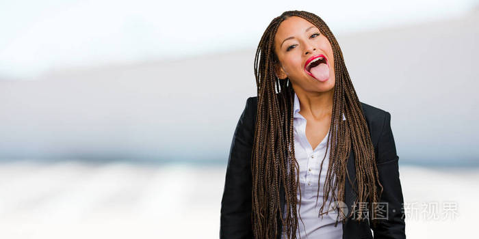 年轻的黑人商业女性的肖像自信和情感表达 有趣和友好 显示舌头作为玩耍或乐趣的标志照片 正版商用图片0793lc 摄图新视界