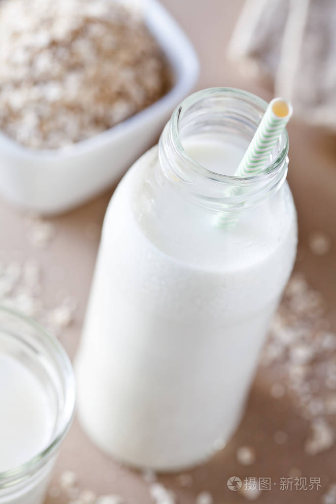 小瓶燕麦奶照片-正版商用图片0794m9-摄图新视界