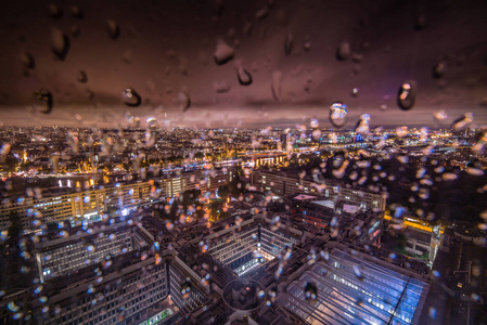 巴黎城市的灯火在夜里下雨的时候