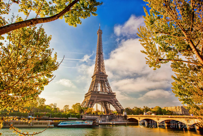 在法国巴黎春天期间埃菲尔铁塔