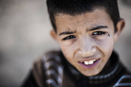 一个男孩看着相机在梅尔祖卡, 摩洛哥的肖像