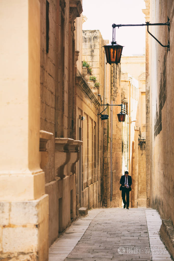 马耳他, 姆迪纳.穿着黑色西装的年轻人走在老城狭窄的街道上
