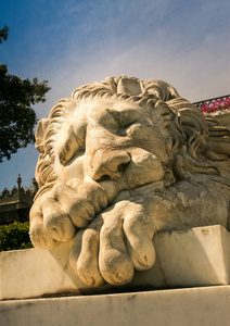 克里米亚沃龙佐夫宫殿特写大头古大理石希腊神话沉睡狮雕塑在春季公园